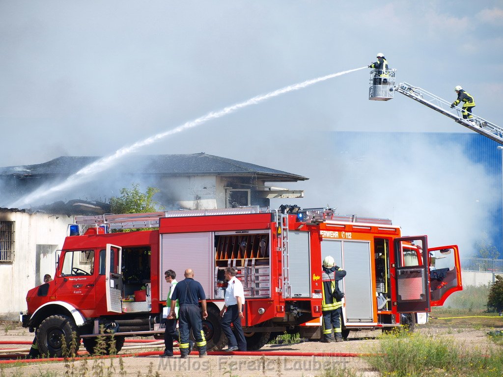 Feuer Koeln Ossendorf Butzweiler Hof neben IKEA P157.JPG